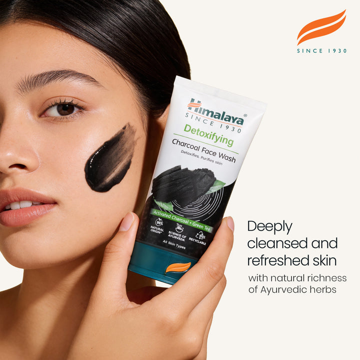 Himalaya Detoxifying Face Wash with Activated Charcoal &amp; Green Tea - 150 ml